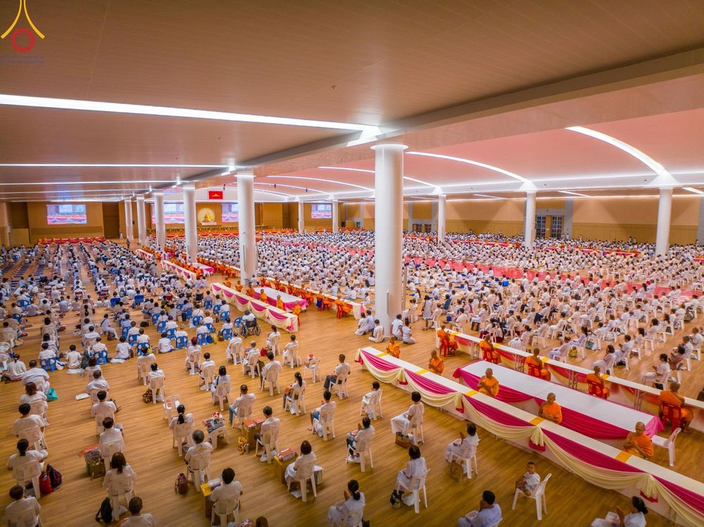 ภาพ No.145279:พิธีถวายผ้าอาบน้ำฝนและประทีปโคมไฟ ณ สภาธรรมกายสากล วัดพระธรรมกาย วันเสาร์ที่ 20 กรกฎาคม พ.ศ. 2567