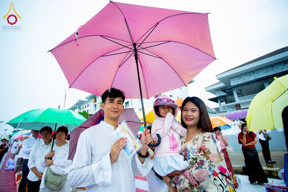 ภาพ No.226121:วันอาทิตย์ที่ 25 พฤษภาคม พ.ศ. 2568 พิธีตักบาตรพระ 1,000 รูปเมืองตรัง ครบรอบ 110 ปี เมืองทับเที่ยง ถวายเป็นพุทธบูชา ถวายเป็นพระราชกุศลแด่รัชกาลที่ 10 และอุทิศส่วนกุศลแด่อดีตเจ้าเมืองตรัง และบรรพบุรุษ ณ บริเวณหน้าศาลากลางจังหวัดตรัง ถนนพระราม 6