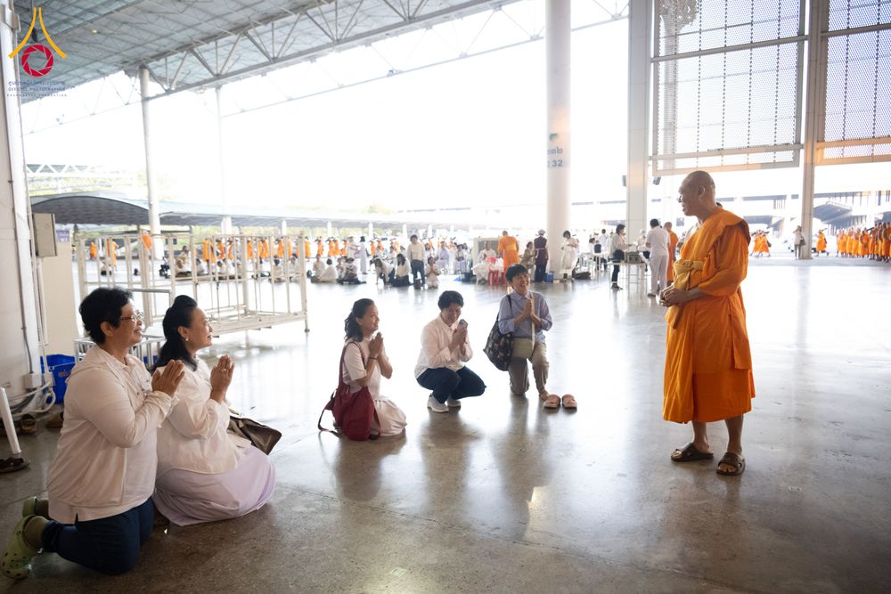 ภาพ No.287402:วันที่ 3 มกราคม พ.ศ.2569 พิธีถวายภัตตาหารเป็นสังฆทาน แด่พระธรรมยาตรา ณ วัดพระธรรมกาย  จังหวัดปทุมธานี ในโครงการธรรมยาตรา กตัญญูบูชา มหาปูชนียาจารย์ พระมงคลเทพมุนี(สด จนฺทสโร) พระผู้ปราบมาร อนุสรณ์สถาน 7 แห่ง ปีที่ 14