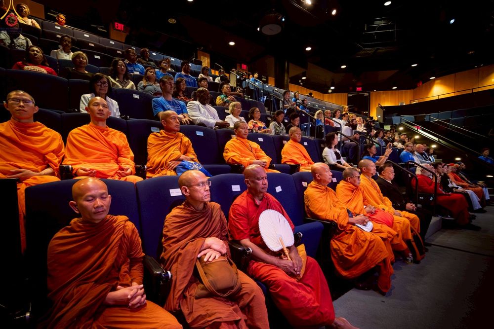 ภาพ No.249753:วันอาทิตย์ที่ 28 กันยายน พ.ศ. 2568 การปฏิบัติธรรมบูชาธรรม 108 ปี แห่งการบรรลุธรรมของหลวงปู่วัดปากน้ำ ได้จุดประทีปสันติภาพไปทั่วโลก และได้ร่วมเสวนาทางปัญญา เพื่อการขยายพระพุทธศาสนาวิชชาธรรมกายไปทั่วโลก  ในงาน HTC Newyork USA