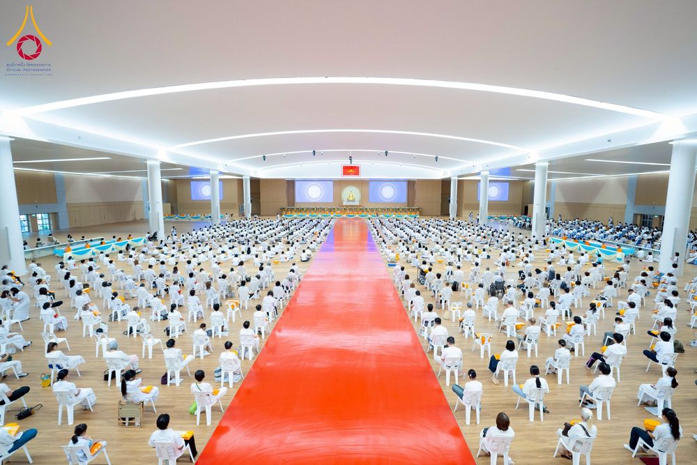 ภาพ No.270588:วันอาทิตย์ที่ 16 พฤศจิกายน พ.ศ. 2568 ถวายกองทุนโครงการอุปสมบทหมู่ 3,000 รูปทั่วไทย  รุ่นบูชาธรรมมหาปูชนียาจารย์ ณ ห้องแก้วสารพัดนึก 2 สภาธรรมกายสากล วัดพระธรรมกาย