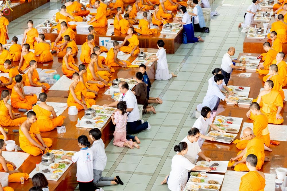 ภาพ No.246988:วันที่ 20 กันยายน พ.ศ. 2568 พิธีถวายเมนูสวรรค์เพื่อการบรรลุธรรม ณ หอฉันคุณยายอาจารย์ฯ วัดพระธรรมกาย