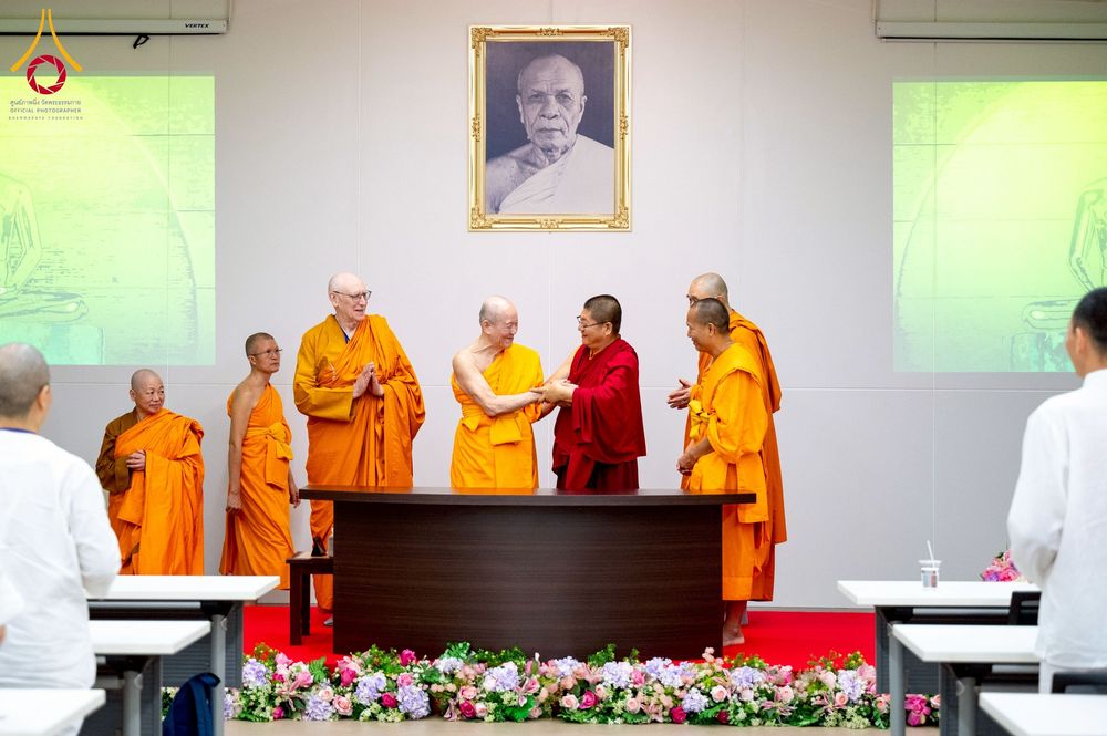 ภาพ No.222503:วันที่ 21 เมษายน พ.ศ. 2568 หลวงพ่อทัตตชีโวต้อนรับคณะสงฆ์จีน ณ อาคาร 100 ปี คุณยายมหารัตนอุบาสิกาจันทร์ ขนนกยูง วัดพระธรรมกาย