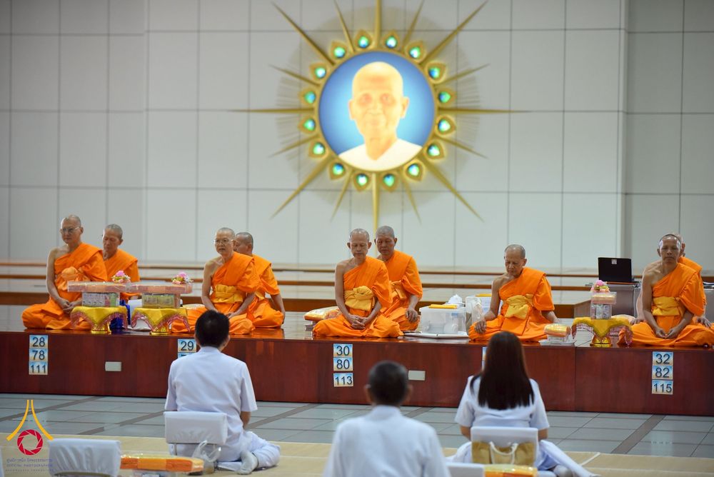 ภาพ No.267546:วันที่ 7 พฤศจิกายน พ.ศ. 2568 พสกนิกรอำเภอคลองหลวง รวมใจบำเพ็ญกุศลปัณรสมวาร (15 วัน) อุทิศถวายเป็นพระราชกุศลแด่ “สมเด็จพระพันปีหลวง” ณ วัดพระธรรมกาย