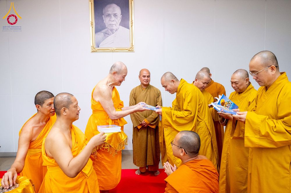 ภาพ No.222960:วันที่ 23 เมษายน พ.ศ. 2568 หลวงพ่อทัตตชีโวต้อนรับคณะสงฆ์ World Pec ณ อาคาร 100 ปี คุณยายมหารัตนอุบาสิกาจันทร์ ขนนกยูง วัดพระธรรมกาย