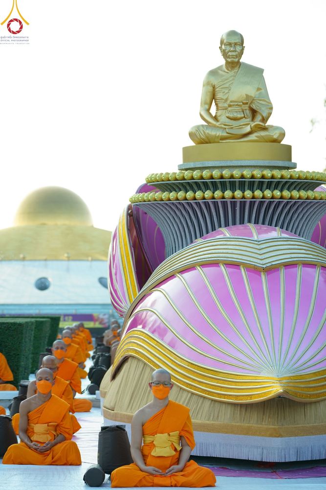 ภาพ No.104378:พระธรรมยาตราร่วมปฏิบัติธรรม และถ่ายภาพหมู่ประวัติศาสตร์ หน้ามหาวิหารพระมงคลเทพมุนี วันที่ 27 ธันวาคม พ.ศ. 2566