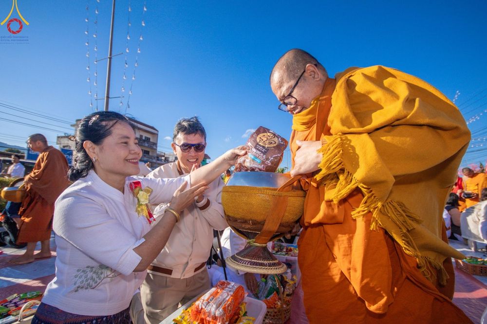 ภาพ No.187134:พิธีตักบาตรพระ ๕๐๐ รูป "สร้างบุญใหญ่ ส่งท้ายปีเก่า ต้อนรับปีใหม่ ๒๕๖๘" วันเสาร์ที่ ๒๘ ธันวาคม พ.ศ. ๒๕๖๗ ณ ถนนหน้าที่ว่าการอำเภอภูเรือ จังหวัดเลย