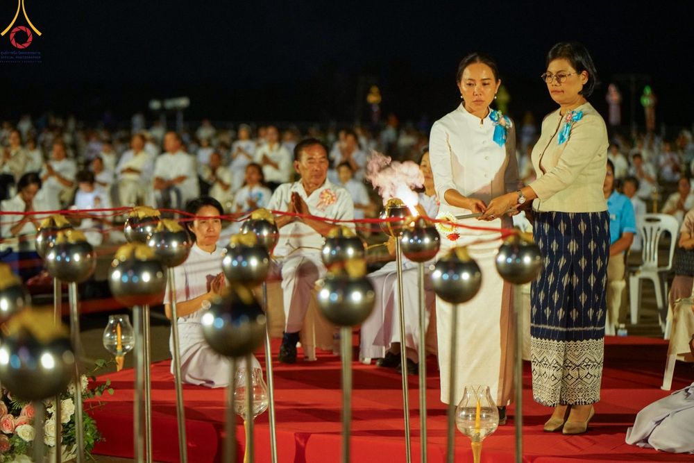 ภาพ No.175932:พิธีจุดประทีปโคมลาน, โคมลอยและลอยกระทง ถวายประทีปเป็นพุทธบูชา สร้างความสว่างไสวให้กับแผ่นดินด้วยแสงธรรม วันที่ 15 พฤศจิกายน พ.ศ. 2567 ณ พุทธอุทยานนานาชาติ อ.โพนพิสัย จ.หนองคาย