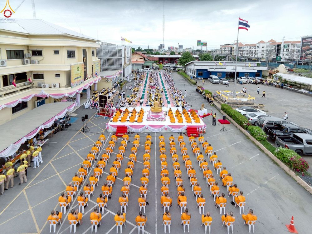 ภาพ No.241871:วันอาทิตย์ที่ 31 สิงหาคม พ.ศ. 2568 พิธีทำบุญแด่คณะสงฆ์ 122 รูป ฉลอง 121 ปี อำเภอคลองหลวง จ.ปทุมธานี เพื่อนำส่งช่วยเหลือคณะสงฆ์ 323 วัด 4 จังหวัดชายแดนภาคใต้ และช่วยเหลือประชาชนจากเหตุปะทะ แนวชายแดนไทย-กัมพูชา ณ บริเวณหน้าที่ว่าการอำเภอคลองหลวง 