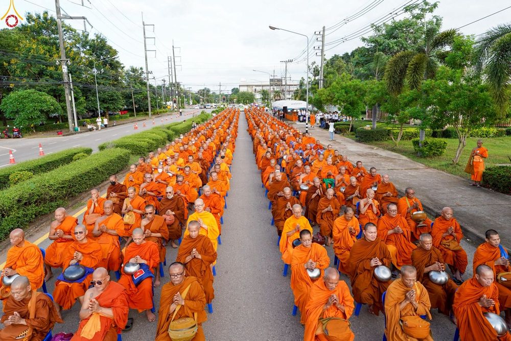 ภาพ No.229836:วันพฤหัสบดีที่ 26 มิถุนายน พ.ศ. 2568 พิธีตักบาตรพระ 1,165 รูป ฉลองก่อตั้งเมืองวานรนิวาส ครบรอบ 164 ปี ณ ถนนวานรนิวาส-อากาศอำนวย อ.วานรนิวาส จ.สกลนคร