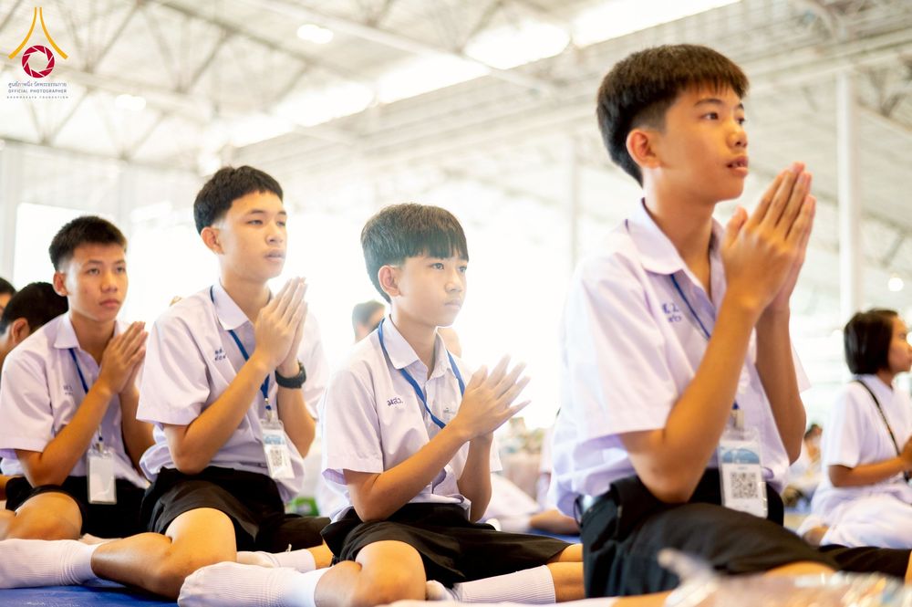 ภาพ No.256755:วันที่ 5 ตุลาคม พ.ศ. 2568 พิธีตักบาตร ข้าวสารอาหารแห้ง ณ บ้านแก้วเรือนทองคุณยายฯ สภาธรรมกายสากล วัดพระธรรมกาย