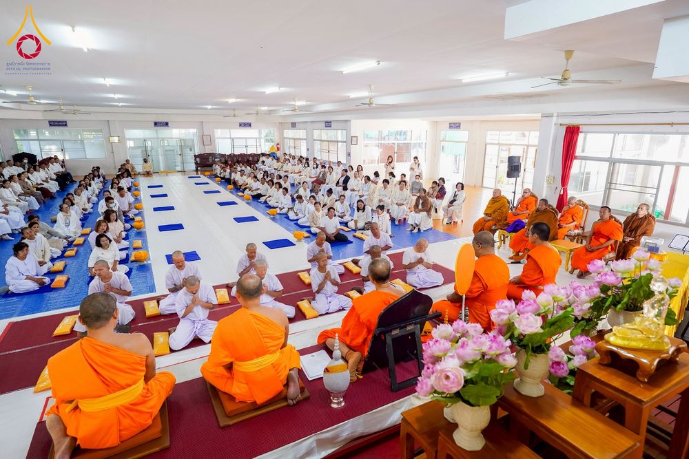 ภาพ No.275847:วันพุธที่ 3 ธันวาคม พ.ศ. 2568 พิธีบรรพชาอุปสมบท โครงการอุปสมบทบูชาธรรมมหาปูชนียาจารย์ ศูนย์อบรม : ศูนย์ส่งเสริมศีลธรรม จ.พะเยา ณ โบราณสถานพระธาตุจอมทอง และ โบสถ์กลางน้ำ วัดพระธาตุศรีโคมคำ อำเภอเมือง จังหวัดพะเยา