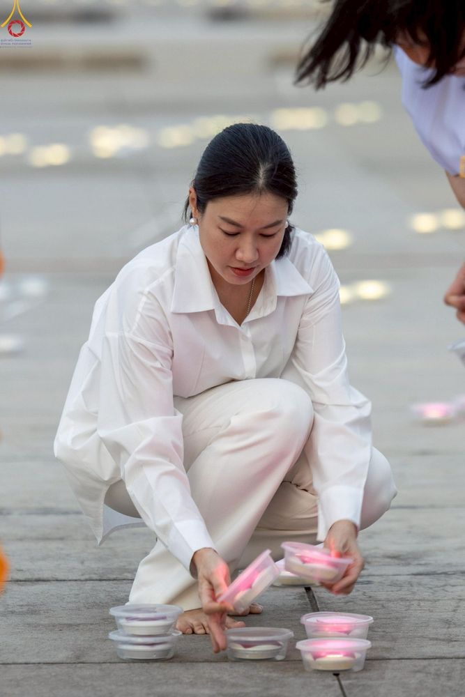 ภาพ No.240964:วันพุธที่ 27 สิงหาคม พ.ศ. 2568 พิธีจุดประทีป ในวันธรรมชัย ณ วัดพระธรรมกาย