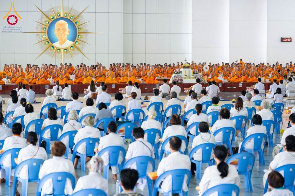 ภาพ No.210599:วันเสาร์ที่ 8 มีนาคม พ.ศ. 2568 พิธีสวดพระพุทธมนต์ และถวายภัตตาหารเมนูสวรรค์แด่พระภิกษุ สามเณร ณ หอฉันคุณยายอาจารย์ฯ วัดพระธรรมกาย