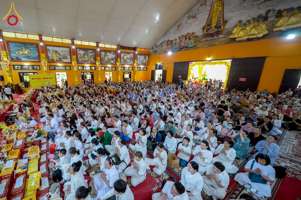 ภาพ No.274097:วันที่ 23 พฤศจิกายน พ.ศ. 2568 ประธานมูลนิธิธรรมกาย ถวายปัจจัยสมทบกฐินแด่ วัดเทียนเวียนเฟื้อกเซิน ศูนย์วิปัสสนาที่มีชื่อเสียง มากกว่า 50 ปีในเวียดนาม