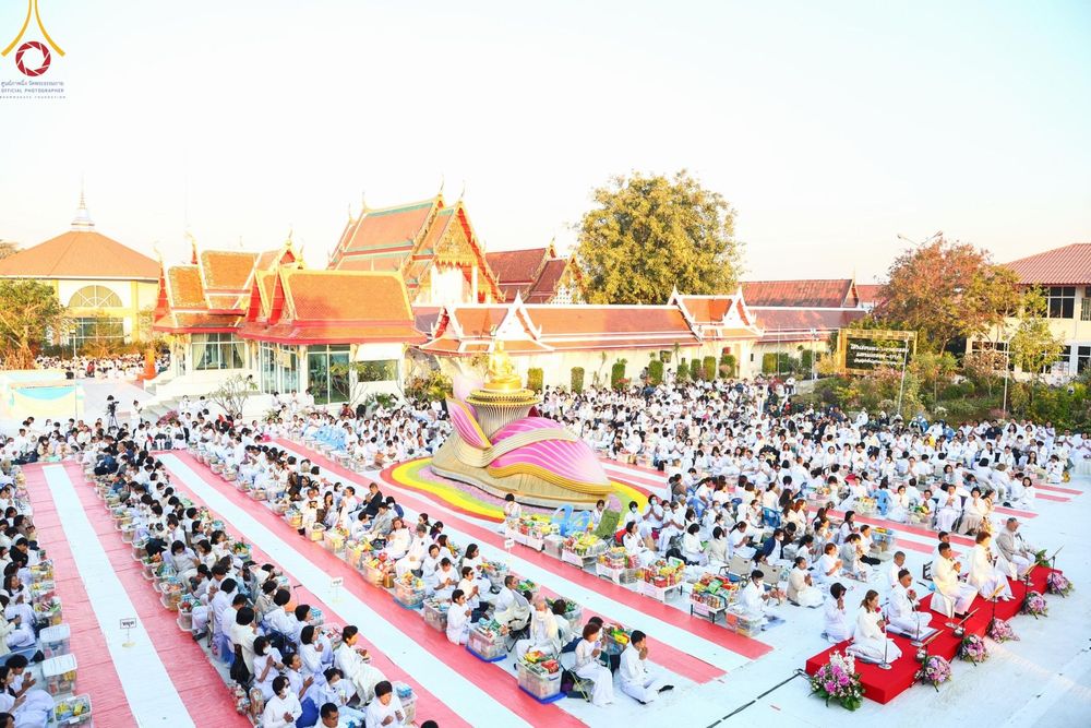 ภาพ No.195325:พิธีตักบาตรพระธรรมยาตรา ณ อนุสรณ์สถานลำดับที่ 3 สถานที่เกิดใหม่ในเพศสมณะ วัดสองพี่น้อง ต.ต้นตาล อ.สองพี่น้อง จ.สุพรรณบุรี ในโครงการธรรมยาตรา กตัญญูบูชา มหาปูชนียาจารย์ พระมงคลเทพมุนี(สด จนฺทสโร) พระผู้ปราบมาร ปีที่ 13 วันที่ 15 มกราคม พ.ศ.2568
