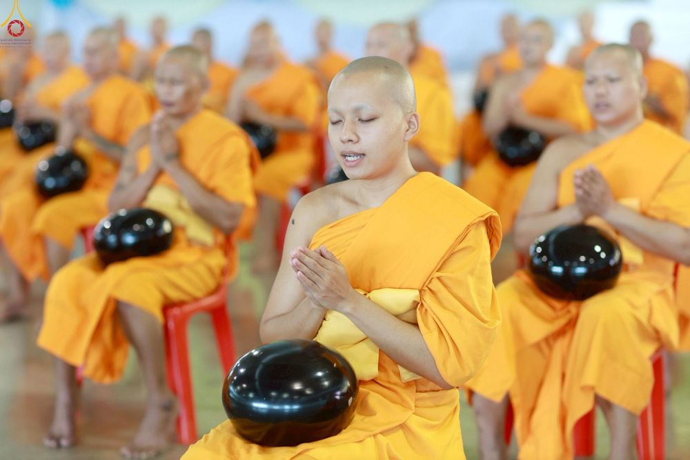 ภาพ No.263884:วันอาทิตย์ที่ 2 พฤศจิกายน พ.ศ. 2568 พิธีตักบาตรอาทิตย์ต้นเดือน ณ บ้านแก้วเรือนทองคุณยายฯ วัดพระธรรมกาย