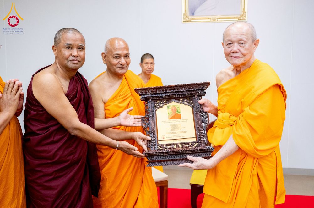 ภาพ No.222698:วันที่ 23 เมษายน พ.ศ. 2568 หลวงพ่อทัตตชีโวต้อนรับคณะสงฆ์เนปาล ณ อาคาร 100 ปี คุณยายมหารัตนอุบาสิกาจันทร์ ขนนกยูง วัดพระธรรมกาย