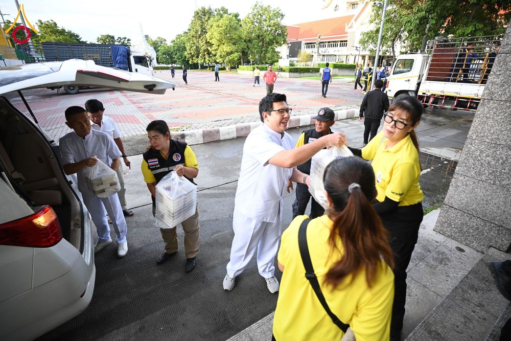 ภาพ No.159381:วัดพระธรรมกาย มูลนิธิธรรมกาย คณะศิษยานุศิษย์ฯ มอบถุงยังชีพ ข้าวสารอาหารแห้ง สมทบศูนย์รับบริจาคช่วยเหลือ ผู้ประสบภัยภาคเหนือ จังหวัดปทุมธานี มอบชุดอาหารปรุงสุกใหม่ ส่งแรงใจแก่เจ้าหน้าที่ผู้ปฏิบัติงาน และจิตอาสา วันที่ 27 กันยายน พ.ศ. 2567