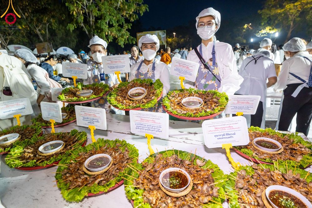 ภาพ No.111834:พิธีถวายภัตตาหารเป็นสังฆทาน แด่คณะพระธรรมยาตราฯ ในโครงการธรรมยาตรา กตัญญูบูชา มหาปูชนียาจารย์ พระมงคลเทพมุนี(สด จนฺทสโร) พระผู้ปราบมาร อนุสรณ์สถาน 7 แห่ง ปีที่ 12 วันที่ 14 มกราคม พ.ศ. 2567 ณ อนุสรณ์สถานมหาวิหารพระมงคลเทพมุนี  (โลตัสแลนด์) อ.สองพี่น้อง จ