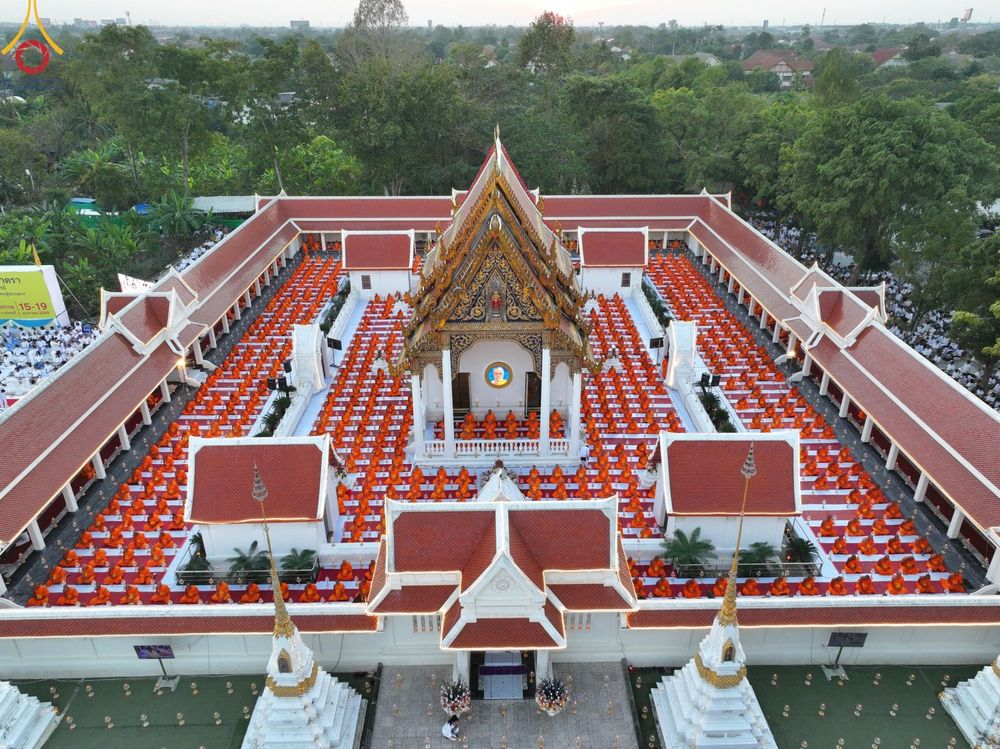 ภาพ No.197132:พิธีจุดประทีปถวายเป็นพุทธบูชา และบูชาธรรมมหาปูชนียาจารย์ ณ วัดโบสถ์(บน) ตำบลบางคูเวียง อำเภอบางกรวย จังหวัดนนทบุรี ในโครงการธรรมยาตรา กตัญญูบูชา มหาปูชนียาจารย์ พระมงคลเทพมุนี(สด จนฺทสโร) พระผู้ปราบมาร อนุสรณ์สถาน 7 แห่ง ปีที่ 13 วันที่ 18 มกราคม พ.ศ. 25