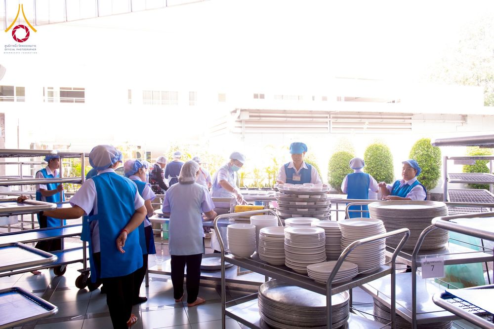ภาพ No.262666:วันที่ 18,25 ตุลาคม พ.ศ. 2568 พิธีถวายภัตตาหารเมนูสวรรค์ เพื่อการบรรลุธรรม ณ หอฉันคุณยายอาจารย์ฯ วัดพระธรรมกาย