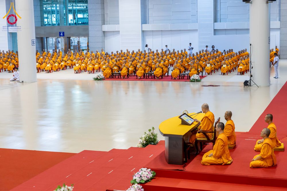 ภาพ No.285055:วันอาทิตย์ที่ 14 ธันวาคม พ.ศ.2568  พิธีปฏิบัติธรรม พิธีถวายภัตตาหารเป็นสังฆทาน พิธีมอบต้นสมบัติจักรพรรดิ ถวายแด่เจ้าอาวาสและประธานสงฆ์ 236 ศูนย์ส่งเสริมศีลธรรมทั่วโลก ณ สภาธรรมกายสากล วัดพระธรรมกาย