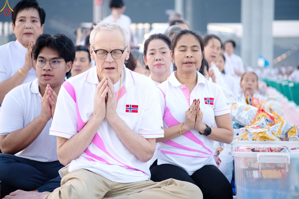 ภาพ No.279761:วันที่ 1 มกราคม พ.ศ.2569 พิธีตักบาตรในวันขึ้นปีใหม่ ณ ลานธรรม วัดพระธรรมกาย