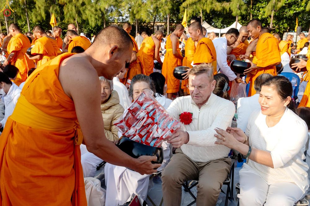 ภาพ No.292447:วันที่ 11 มกราคม พ.ศ. 2569 พิธีตักบาตรพระธรรมยาตรา ณ อนุสรณ์สถานคลองบางนางแท่น อ.สามพราน จ.นครปฐม ในโครงการธรรมยาตรา กตัญญูบูชา มหาปูชนียาจารย์ พระมงคลเทพมุนี(สด จนฺทสโร) พระผู้ปราบมาร อนุสรณ์สถาน 7 แห่ง ปีที่ 14
