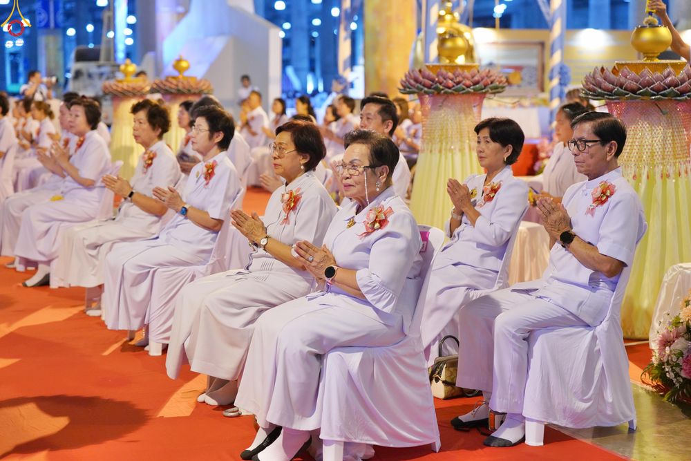 ภาพ No.331014:วันวิสาขบูชา อาทิตย์ที่ 31 พฤษภาคม พ.ศ.2569 พิธีจุดวิสาขประทีป , พิธีเวียนประทักษิณ  รอบพระมหาธรรมกายเจดีย์  และพิธีฉลองชัยสวดมนต์บทธัมมจักกัปปวัตนสูตร  ครบ 8,415,000,000 จบ ณ วัดพระธรรมกาย