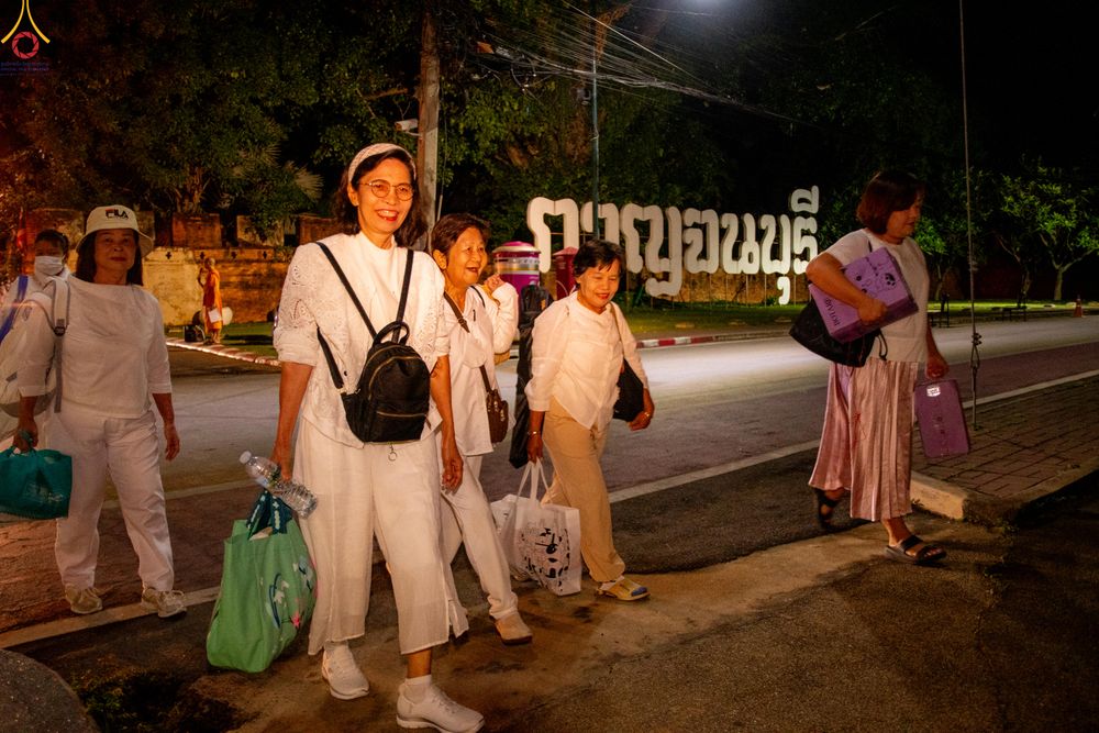 ภาพ No.282547:วันเสาร์ที่ 20 ธันวาคม พ.ศ.2568 พิธีตักบาตรพระ 10,000 รูป (ชุด 2) เนื่องในโอกาส 194 ปี จังหวัดกาญจนบุรี และอุทิศส่วนกุศลให้แด่บรรพชนทั้งหลาย บริเวณถนนสองแคว (Skywalk) เมืองกาญจนบุรี