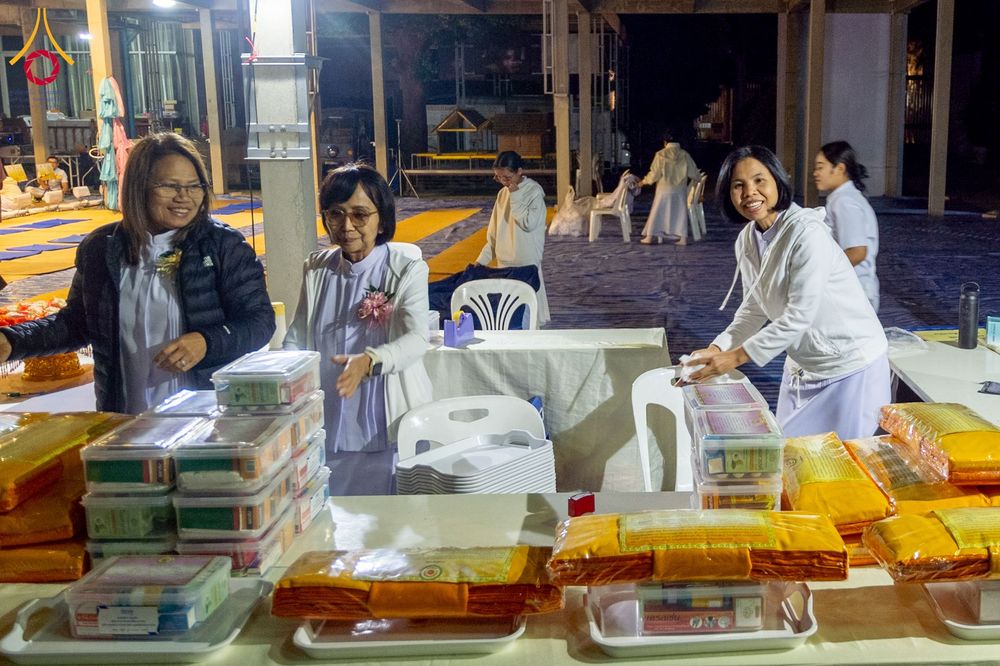 ภาพ No.292493:วันที่ 12 มกราคม พ.ศ. 2569 พิธีถวายภัตตาหารเป็นสังฆทาน แด่พระธรรมยาตรา ณ อนุสรณ์สถานมหาวิหารพระมงคลเทพมุนี (โลตัสแลนด์) อ.สองพี่น้อง จ.สุพรรณบุรี ในโครงการธรรมยาตรา กตัญญูบูชา มหาปูชนียาจารย์ พระมงคลเทพมุนี(สด จนฺทสโร) พระผู้ปราบมาร อนุสรณ์สถาน 7 แห่ง ปี