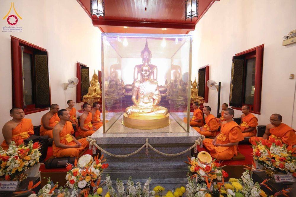 ภาพ No.297246:วันที่ 15 มกราคม พ.ศ.2569 พระธรรมยาตราปฏิบัติธรรมและถ่ายภาพหมู่ประวัติศาสตร์ อนุสรณ์สถานลำดับที่ 4 สถานที่เกิดด้วยกายธรรม  ณ วัดโบสถ์บน ต.บางคูเวียง จ.นนทบุรี ในโครงการธรรมยาตรา กตัญญูบูชา มหาปูชนียาจารย์ พระมงคลเทพมุนี(สด จนฺทสโร) พระผู้ปราบมาร อนุสรณ์ส