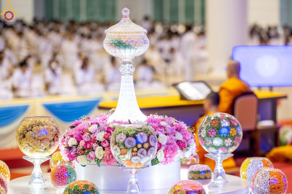 ภาพ No.139266:พิธีตักบาตร , พิธีบูชาข้าวพระ ณ ห้องแก้วสารพัด 1 สภาธรรมกายสากล วัดพระธรรมกาย วันอาทิตย์ต้นเดือนที่ 2 มิถุนายน พ.ศ. 2567