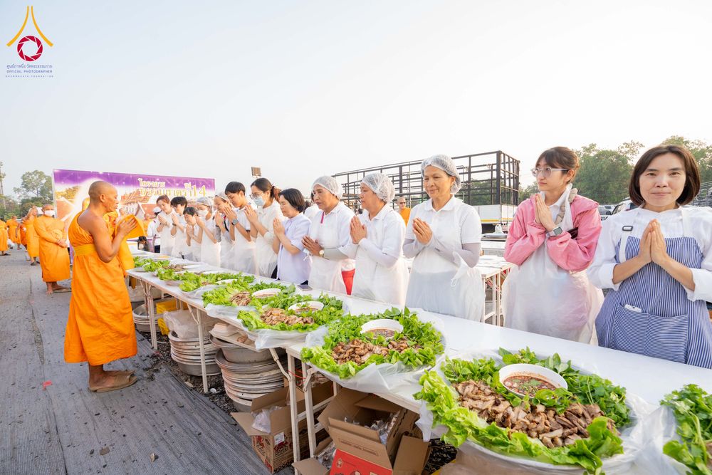 ภาพ No.296698:วันที่ 18 มกราคม พ.ศ. 2569 พิธีถวายภัตตาหารเป็นสังฆทาน แด่พระธรรมยาตรา ณ วัดโบสถ์บน ต.บางคูเวียง จ.นนทบุรี อนุสรณ์สถานลำดับที่ 4 สถานที่เกิดด้วยกายธรรม ในโครงการธรรมยาตรา กตัญญูบูชา มหาปูชนียาจารย์ พระมงคลเทพมุนี(สด จนฺทสโร) พระผู้ปราบมาร อนุสรณ์สถาน 7 แ