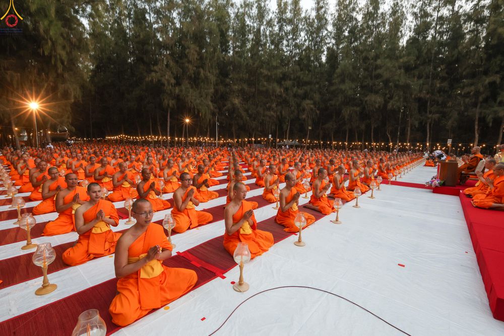 ภาพ No.290104:วันที่ 6 มกราคม พ.ศ. 2569 พิธีจุดประทีปถวายเป็นพุทธบูชา และบูชาธรรมมหาปูชนียาจารย์ (ภาพชุดที่ 2) ณ อนุสรณ์สถานมหาวิหารพระมงคลเทพมุนี (โลตัสแลนด์) อ.สองพี่น้อง จ.สุพรรณบุรี ในโครงการธรรมยาตรา กตัญญูบูชา มหาปูชนียาจารย์ พระมงคลเทพมุนี(สด จนฺทสโร) พระผู้ปรา