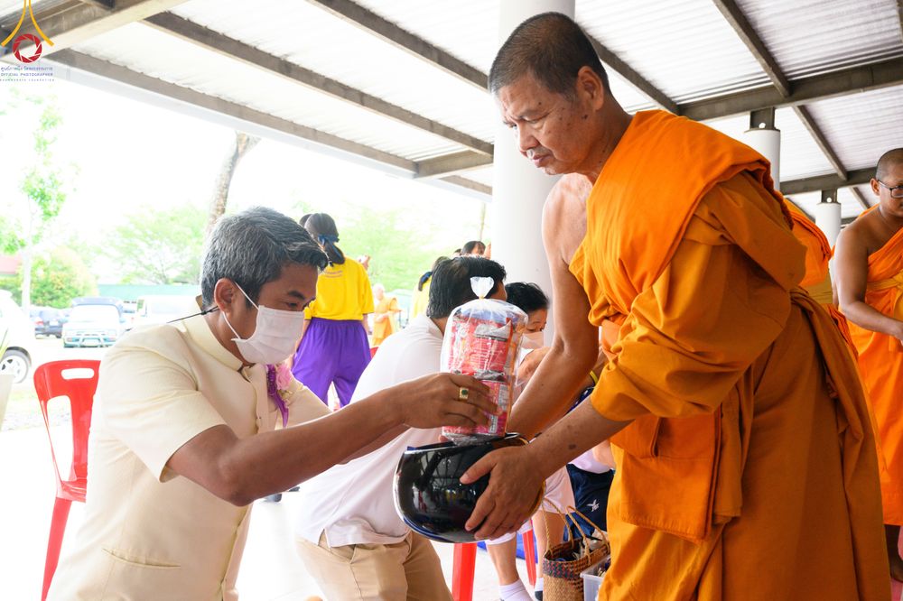 ภาพ No.81203:พิธีถวายสังฆทานแด่คณะสงฆ์ 323 วัด พิธีมอบกองทุนหนุนแรงใจช่วยครูใต้ และพิธีทำบุญอุทิศส่วนกุศลแด่ผู้วายชนม์ในเหตุการณ์ความไม่สงบ ๔ จังหวัดชายแดนภาคใต้  ปีที่ 19 ครั้งที่ 162 วันเสาร์ที่ 27 พฤษภาคม พ.ศ. 2566 ณ ศูนย์ปฏิบัติธรรมภาคใต้ อ.บางกล่ำ จ.สงขลา