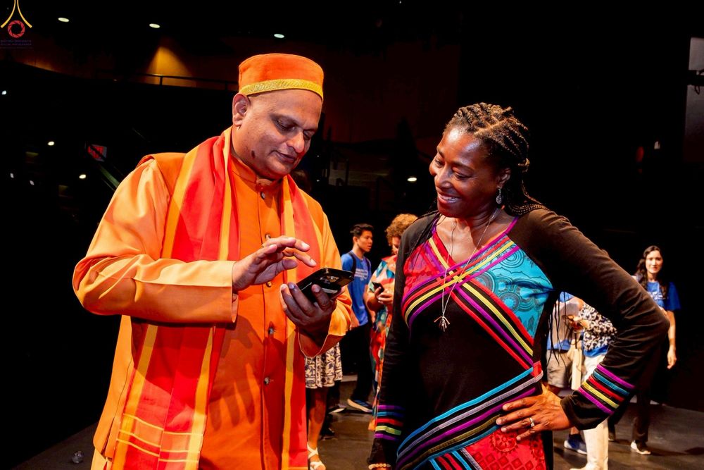 ภาพ No.249788:วันอาทิตย์ที่ 28 กันยายน พ.ศ. 2568 การปฏิบัติธรรมบูชาธรรม 108 ปี แห่งการบรรลุธรรมของหลวงปู่วัดปากน้ำ ได้จุดประทีปสันติภาพไปทั่วโลก และได้ร่วมเสวนาทางปัญญา เพื่อการขยายพระพุทธศาสนาวิชชาธรรมกายไปทั่วโลก  ในงาน HTC Newyork USA