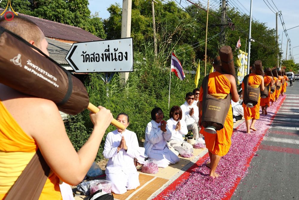 ภาพ No.193289:พิธีต้อนรับพระธรรมยาตรา ณ อนุสรณ์สถาน สถานที่เกิดในเพศสมณะ วัดสองพี่น้อง อำเภอสองพี่น้อง จังหวัดสุพรรณบุรี ในโครงการธรรมยาตรา กตัญญูบูชา มหาปูชนียาจารย์ พระมงคลเทพมุนี(สด จนฺทสโร) พระผู้ปราบมาร อนุสรณ์สถาน 7 แห่ง ปีที่ 13 วันที่ 11 มกราคม พ.ศ. 2568