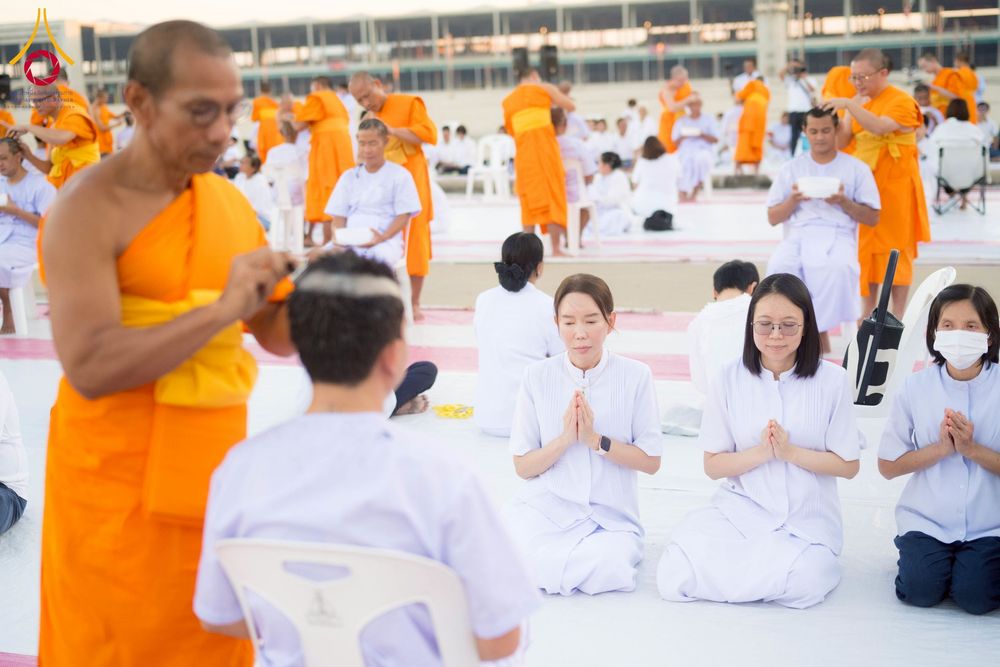 ภาพ No.274781:วันอาทิตย์ที่ 30 พฤศจิกายน พ.ศ. 2568 พิธีปลงผม โครงการอุปสมบทบูชาธรรมมหาปูชนียาจารย์ ปี 2568 ณ ลานธรรมพระมหาธรรมกายเจดีย์ ฝั่งทิศตะวันตก ระหว่างวิหารคดหมายเลข 8 และ 9 วัดพระธรรมกาย