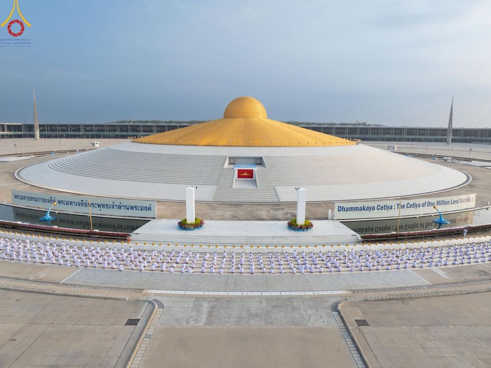 ภาพ No.214982:วันเสาร์ที่ 5 เมษายน พ.ศ. 2568 พิธีเวียนประทักษิณรอบพระมหาธรรมกายเจดีย์  พิธีวันทาเจดีย์ พิธีขอขมาและมอบผ้าไตร ในโครงการบรรพชาสามเณรฟื้นฟูพระพุทธศาสนาทั่วไทย , โครงการหน่อแก้วเปรียญธรรม รุ่นที่ 13 ,  โครงการสามเณรยุวธรรมทายาท รุ่นที่ 33 , โครงการสามเณรมั