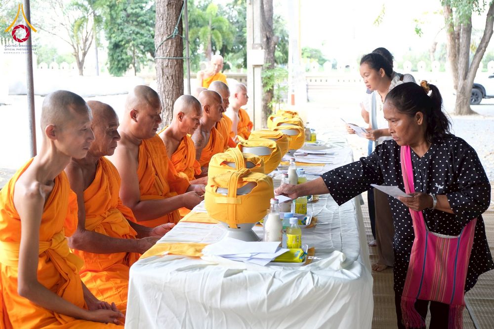 ภาพ No.277960:พิธีตัดปอยผมและปลงผมนาคธรรมทายาท พิธีขอขมาผู้ปกครอง ณ ศูนย์อบรมเยาวชนนครปฐม จ.นครปฐม และพิธีมอบบาตร ผ้าไตร นาคธรรมทายาท พิธีบรรพชา อุปสมบทหมู่ ณ วัดลาดหญ้าไทร จ.นครปฐม