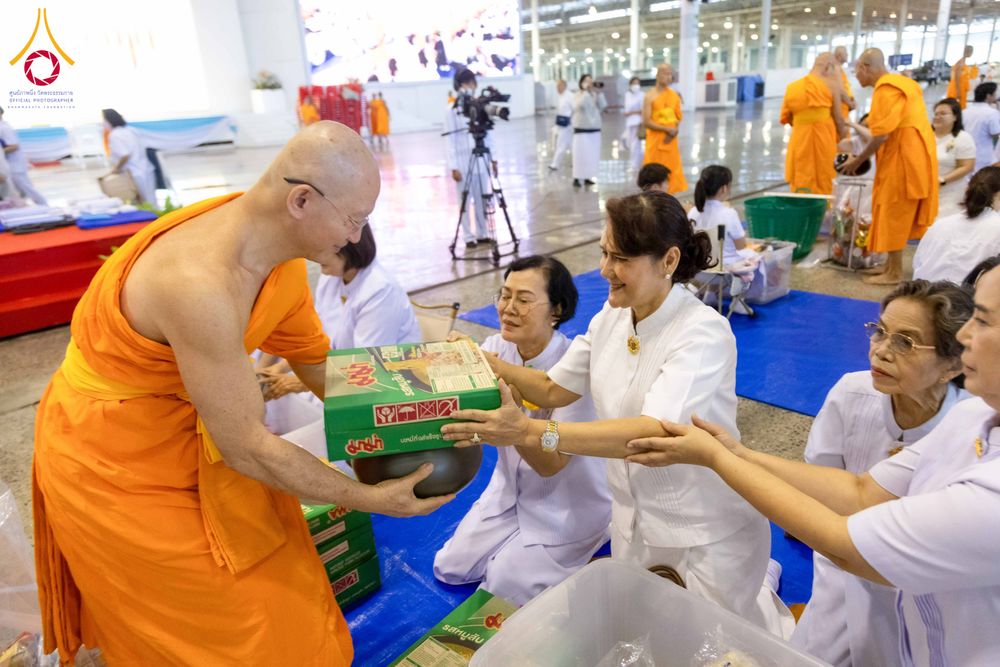 ภาพ No.308505:วันที่ 1 กุมภาพันธ์ พ.ศ. 2569 พิธีตักบาตรข้าวสารอาหารแห้ง ณ บ้านแก้วเรือนทองคุณยาย สภาธรรมกายสากล วัดพระธรรมกาย