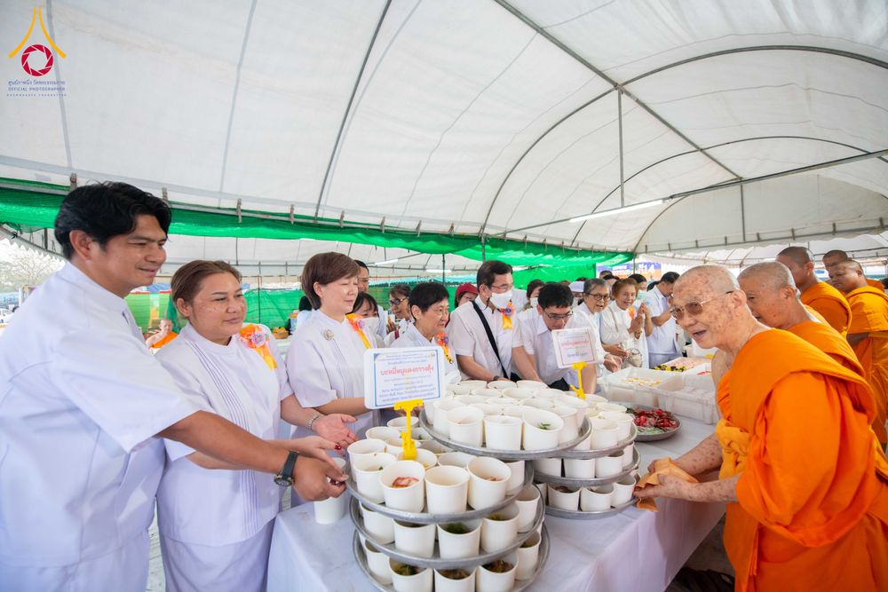 ภาพ No.300230:วันที่ 22 มกราคม พ.ศ. 2569 พิธีถวายภัตตาหารเป็นสังฆทาน แด่พระธรรมยาตรา ณ อนุสรณ์สถานบางปลา วัดบางปลา อำเภอบางเลน จังหวัดนครปฐม ในโครงการธรรมยาตรา กตัญญูบูชา มหาปูชนียาจารย์ พระมงคลเทพมุนี(สด จนฺทสโร) พระผู้ปราบมาร อนุสรณ์สถาน 7 แห่ง ปีที่ 14