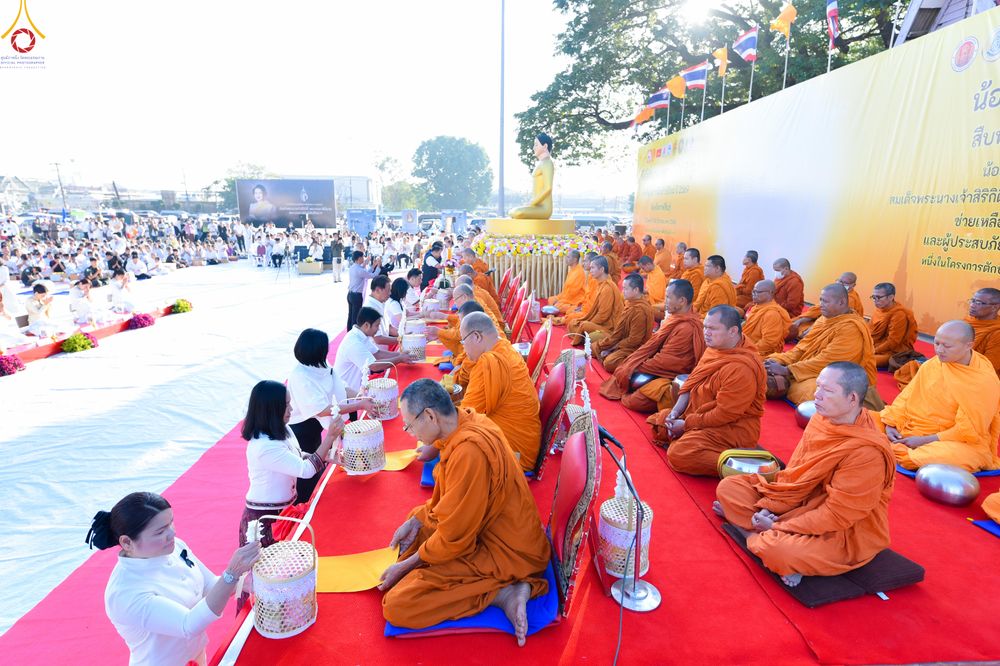 ภาพ No.280214:วันอังคารที่ ๓๐ ธันวาคม พ.ศ. ๒๕๖๘ พิธีตักบาตรพระ ๑,๐๖๙ รูป จังหวัดกาฬสินธุ์   ณ บริเวณสนามหน้าศาลากลาง จังหวัดกาฬสินธุ์ (หลังเก่า)