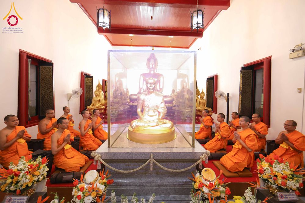 ภาพ No.297254:วันที่ 15 มกราคม พ.ศ.2569 พระธรรมยาตราปฏิบัติธรรมและถ่ายภาพหมู่ประวัติศาสตร์ อนุสรณ์สถานลำดับที่ 4 สถานที่เกิดด้วยกายธรรม  ณ วัดโบสถ์บน ต.บางคูเวียง จ.นนทบุรี ในโครงการธรรมยาตรา กตัญญูบูชา มหาปูชนียาจารย์ พระมงคลเทพมุนี(สด จนฺทสโร) พระผู้ปราบมาร อนุสรณ์ส