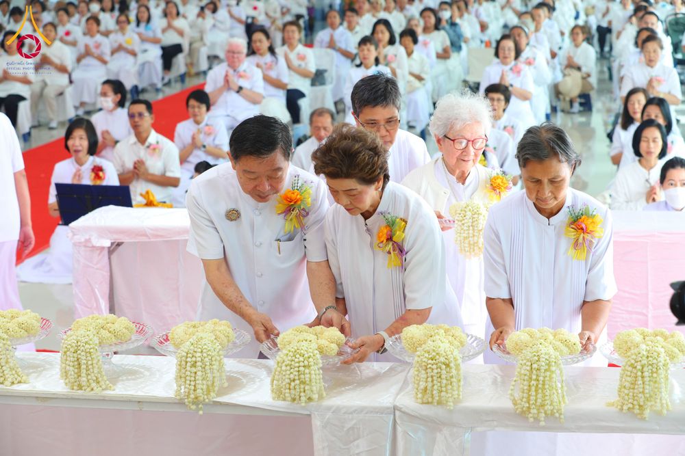 ภาพ No.291142:วันพุธที่ 7 มกราคม พ.ศ. 2569  พิธีบรรจุพระบรมสารีริกธาตุภายในพระเกตุองค์พระประธาน สมโภชพระประธาน พระธรรมกาย พิธีทอดผ้าป่า บุญแสงสว่าง ติดตั้งโซล่าเซล ณ ศูนย์ปฏิบัติธรรมพระมงคลเทพมุนี อ.สองพี่น้อง จ.สุพรรณบุรี