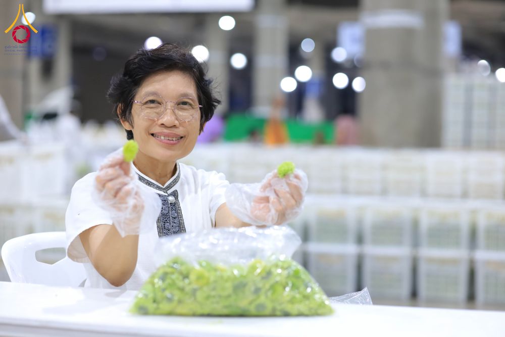 ภาพ No.303283:วันที่ 15-21 มกราคม พ.ศ.2569 ปลิดกลีบดอกเบญจทรัพย์ เพื่อโปรยต้อนรับพระธรรมยาตรา ในโครงการธรรมยาตรา กตัญญูบูชา มหาปูชนียาจารย์ พระมงคลเทพมุนี(สด จนฺทสโร) พระผู้ปราบมาร อนุสรณ์สถาน 7 แห่ง ปีที่ 14 ณ วิหารคด วัดพระธรรมกาย