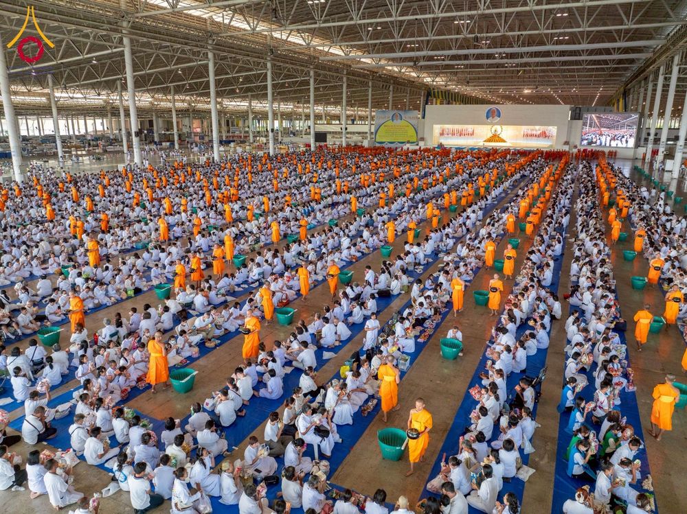 ภาพ No.215194:วันอาทิตย์ต้นเดือนที่ 6 เมษายน พ.ศ. 2568 พิธีตักบาตรข้าวสารอาหารแห้ง ณ บ้านแก้วเรือนทองคุณยาย สภาธรรมกายสากล วัดพระธรรมกาย