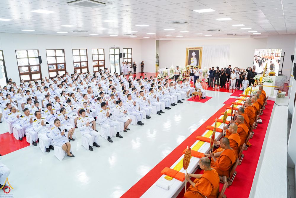 พระสงฆ์และพุทธศาสนิกชนในชุดขาวกำลังประกอบพิธีบำเพ็ญกุศลภายในอาคาร